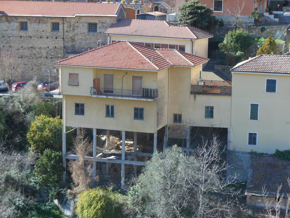 Building B on pilotis — current state
