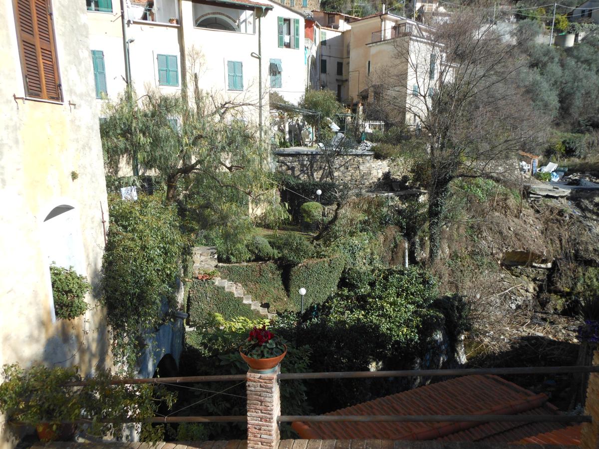 Rio Moltedo with garden and palm trees